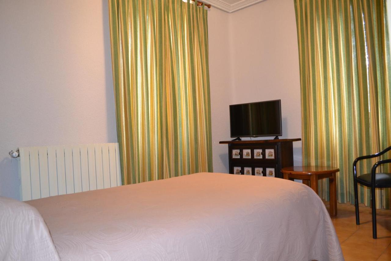Hostal Aribel Longinos Cercedilla Bagian luar foto
