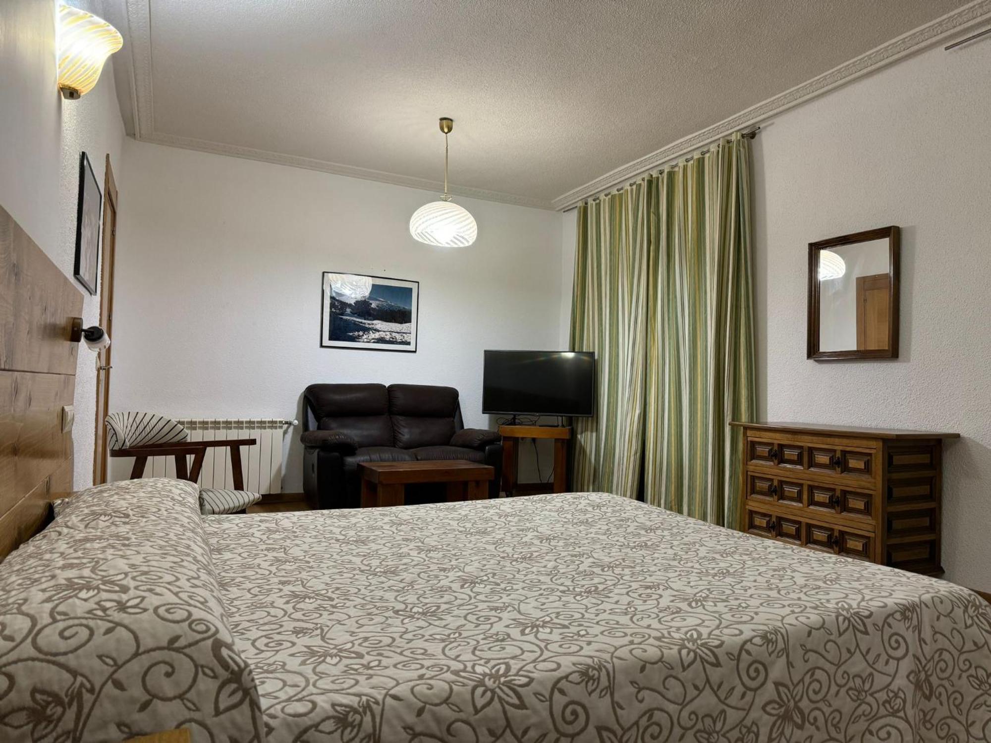 Hostal Aribel Longinos Cercedilla Bagian luar foto