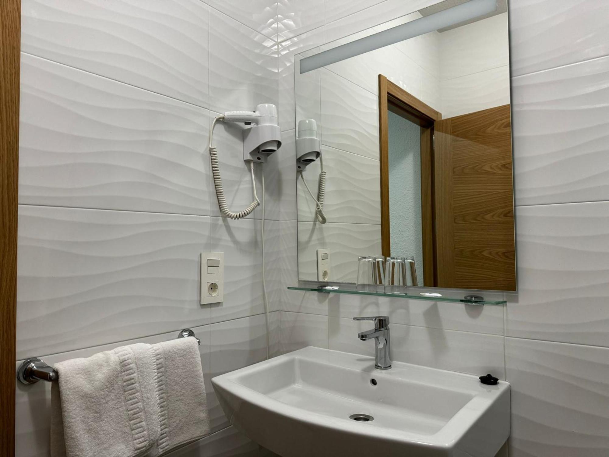 Hostal Aribel Longinos Cercedilla Bagian luar foto